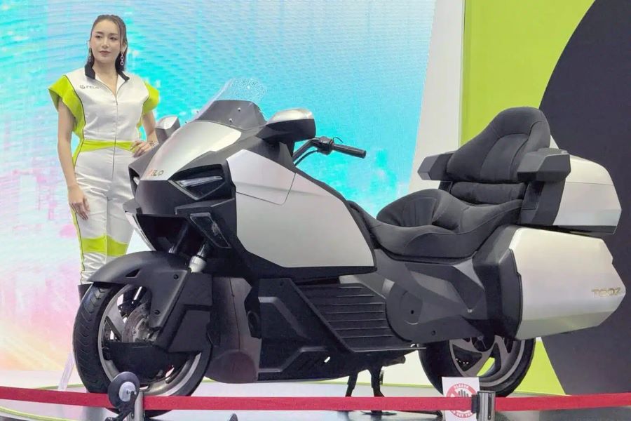 Felo Tooz, una "GoldWing" eléctrica con 720 km de autonomía Una Felo Tooz blanca y con maletas, se luce junto a una modelo tailandesa en el Salón de Bangkok.