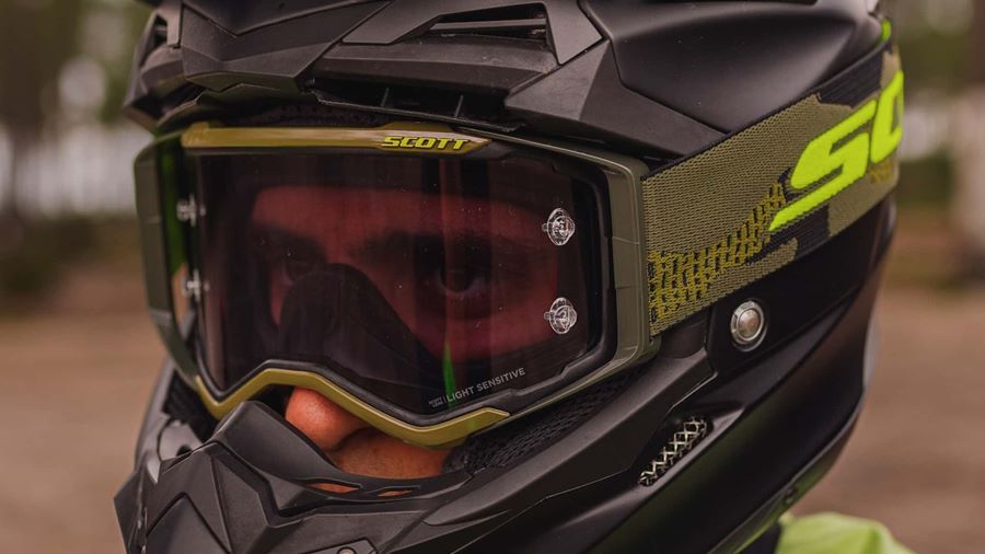 Un piloto calza antiparras Scott Prospect Light Sensitive visiblemente oscurecidas