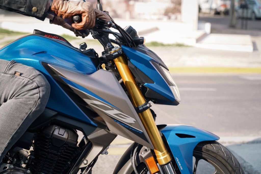 Parte delantera de una Honda CB300F Twister azul
