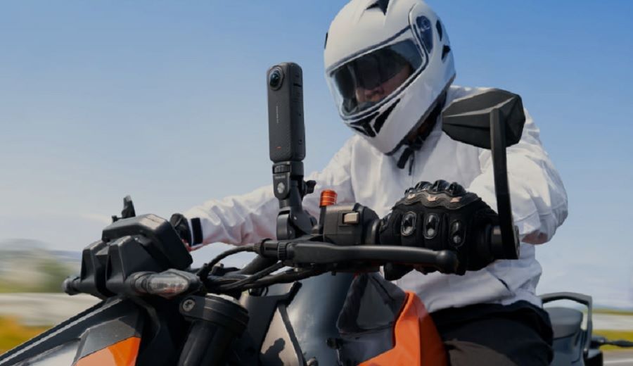 Un motociclista viaja con una Insta360 X4 colocada en su vehículo.