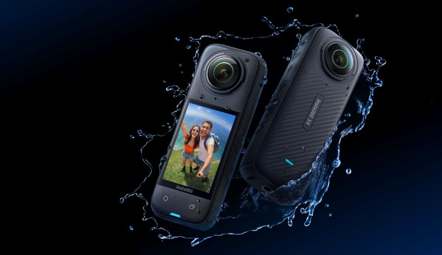 Frente y dorso de una Insta360 X4 con salpicaduras de agua para demostrar su resistencia a la misma.