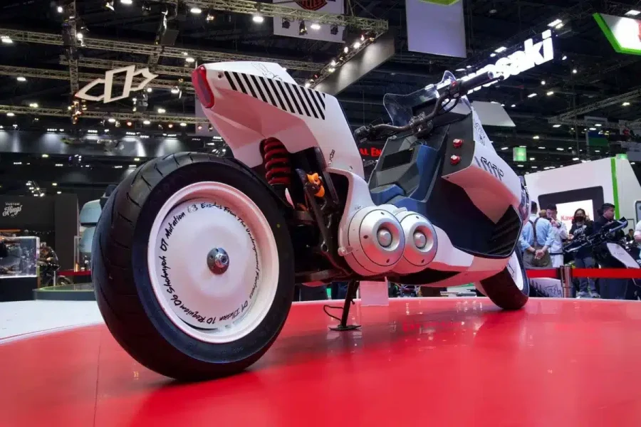 La K-1988 que emula a la Kaneda de Akira vista desde atrás muestra un monoamortiguador y su ancho rodado trasero. La K-1988 que emula a la Kaneda de Akira vista desde atrás muestra un monoamortiguador y su ancho rodado trasero.