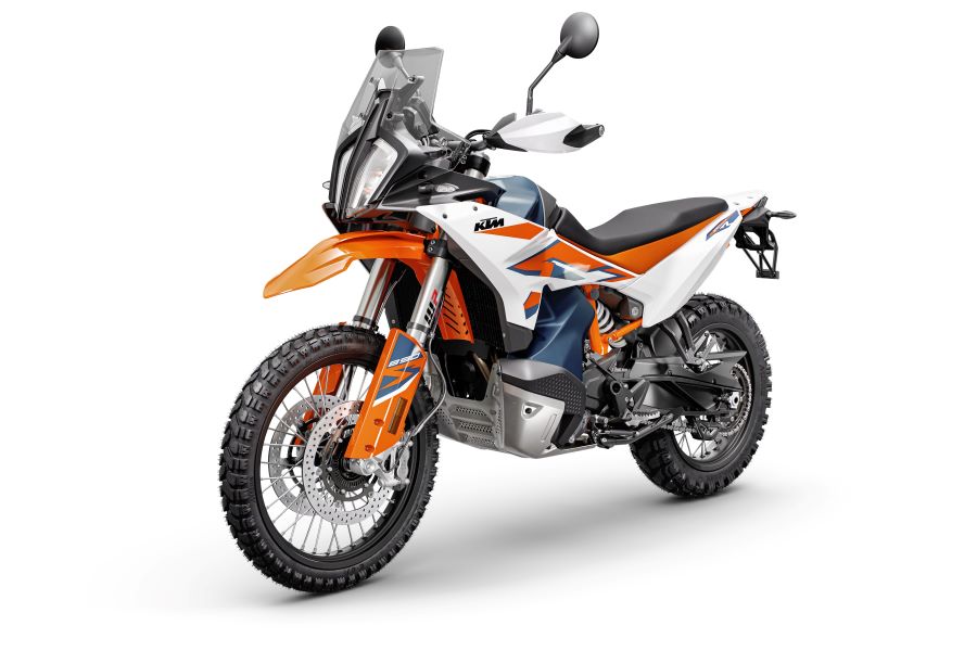 Una KTM 890 Adventure R blanca, naranja y con toques azules.
