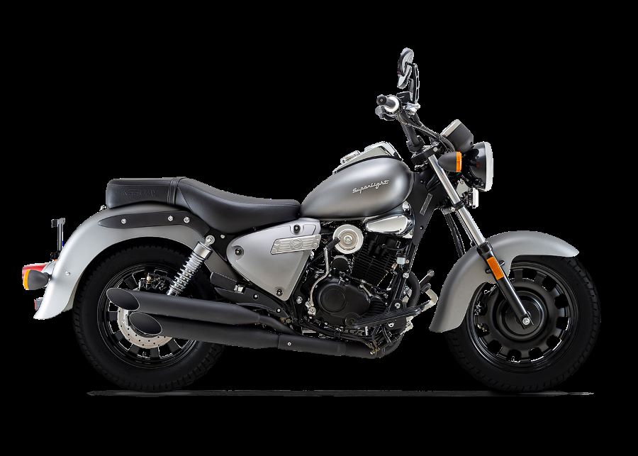 Una Keeway Superlight 125 gris metálico.