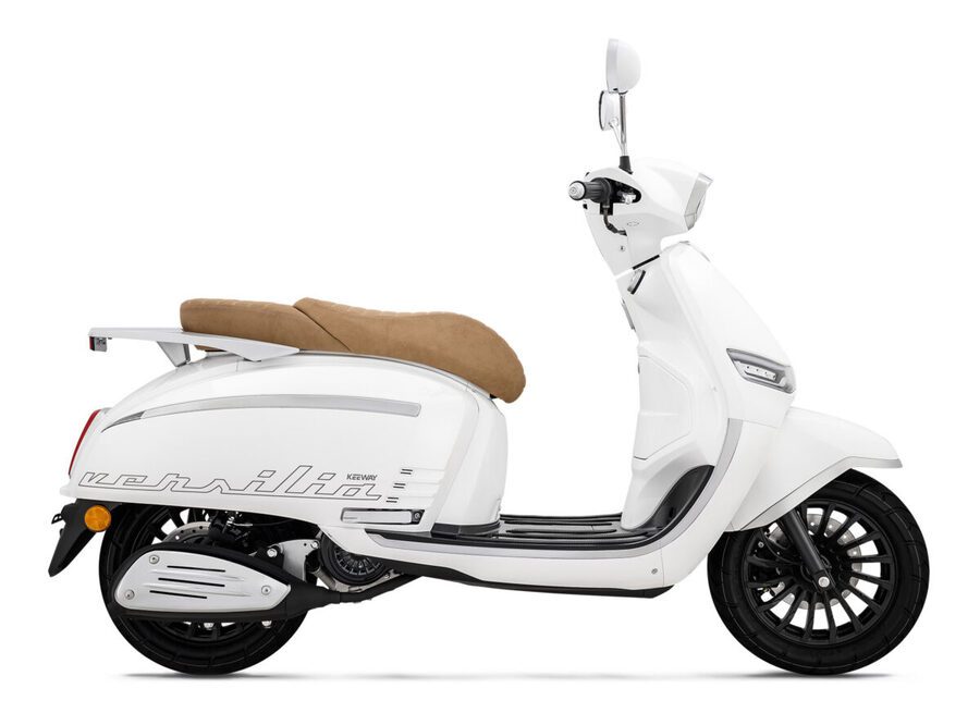 Scooter Keeway Versilia blanco con asiento de cuero marrón.