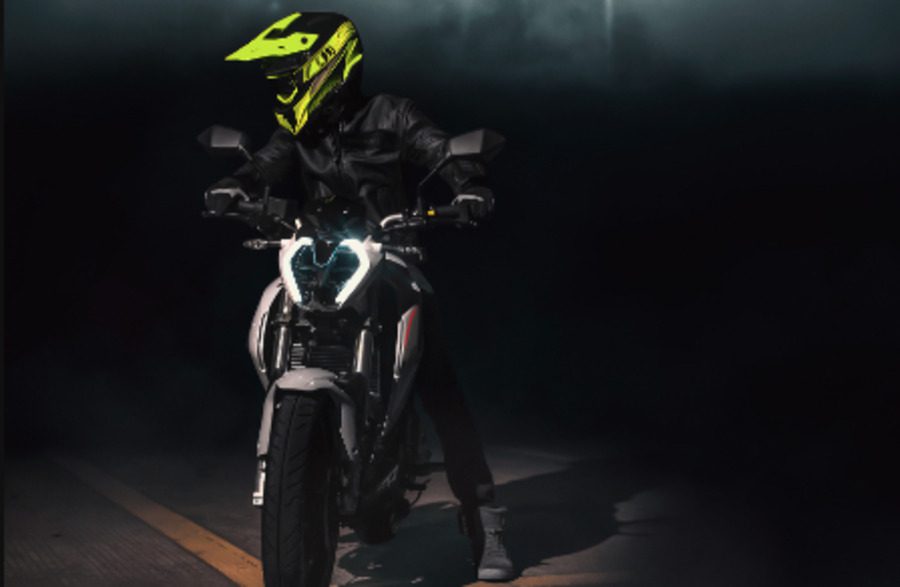 Keeway RKF 125 Keeway RKF 125 de frente y con el faro encendido.