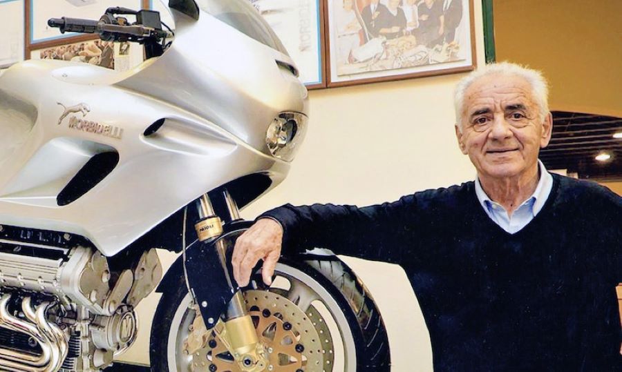 Keeway adquiere Morbidelli y la fusiona con MBP Moto Giancarlo Morbidelli posa junta a su última creación V8.