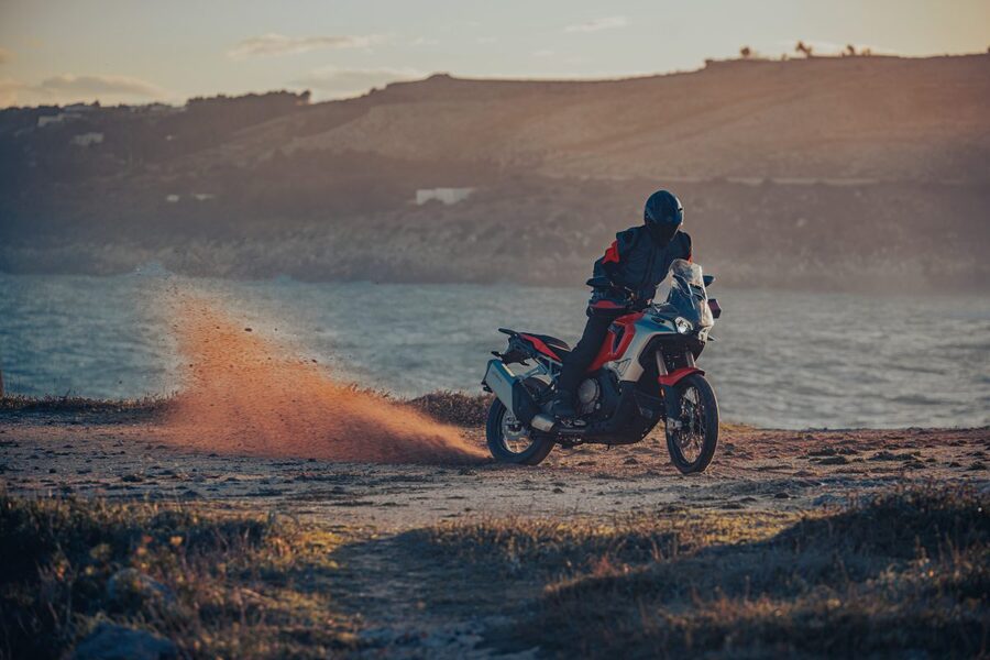 Una MV Agusta Enduro Veloce escarba la tierra removida a la vera de un espejo de agua. Una MV Agusta Enduro Veloce escarba la tierra removida a la vera de un espejo de agua.