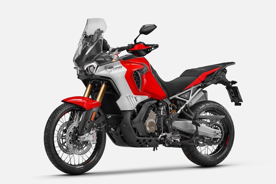 MV Agusta Enduro Veloce roa, blanca y con asiento y llantas negras. MV Agusta Enduro Veloce roa, blanca y con asiento y llantas negras.