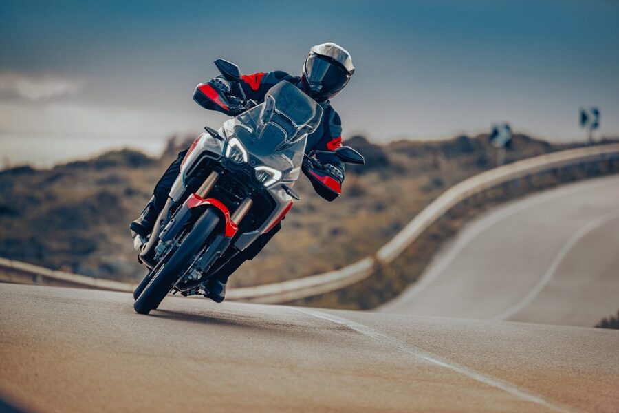 Una Enduro Veloce encara una subida en la ruta con el doble faro LED encendido. Una Enduro Veloce encara una subida en la ruta con el doble faro LED encendido.