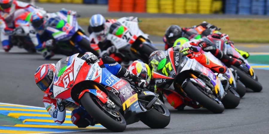 Pelotón de corredores de MotoE doblan una curva con neumáticos Power Slick MotoE 