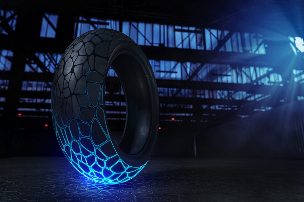 Un render del neumático Michelin Power Slick MotoE iluminado de azul