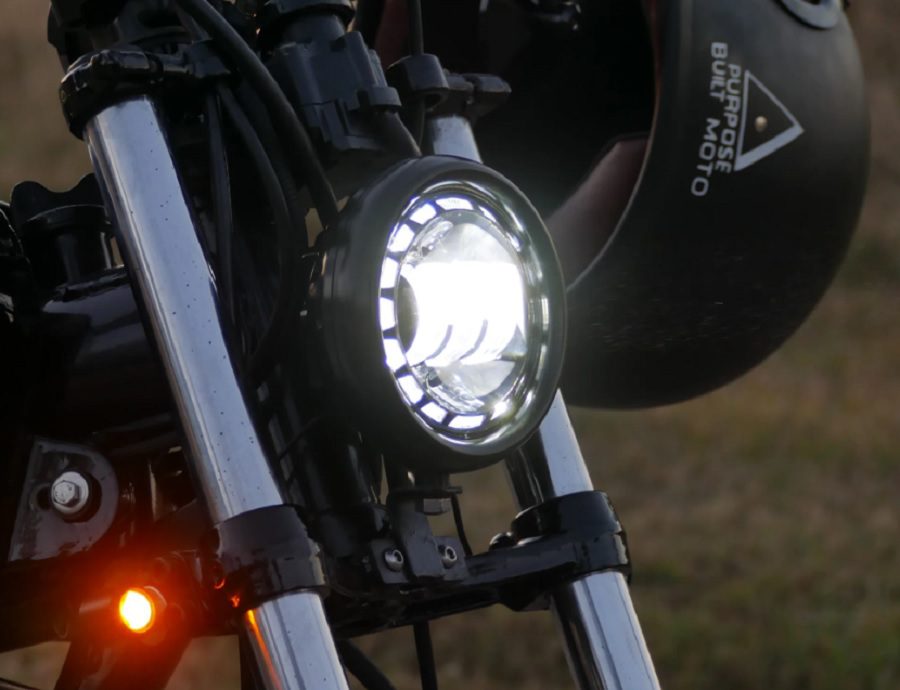 Un micro intermitente Omni Light brilla al costado de una moto.