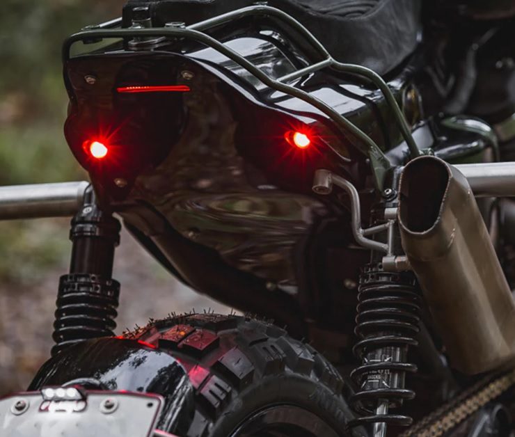 Micro indicadores Omni Lights montados en una moto personalizada.