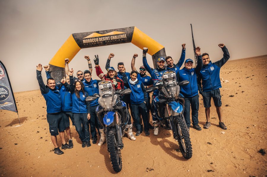 El equipo del Ténéré Yamaha Rally celebra el doblete en su clase con Pol Tarrés y Stéphane Poulet.