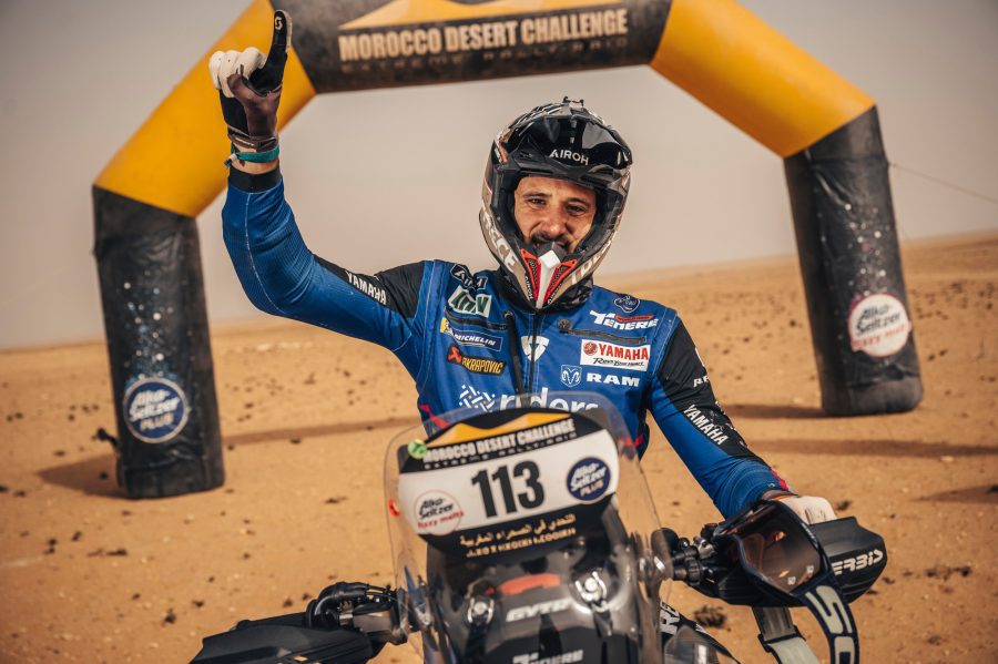 Pol Tarrés ganó en Marruecos con la Ténéré 700 potenciada Por Tarrés, brazo en alto, festeja su triunfo en el Rally de Marruecos.