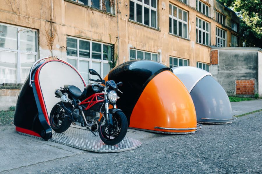 Tres Qbean Moto Garage, dos cerrados y uno abierto con una Ducati Monster adentro.