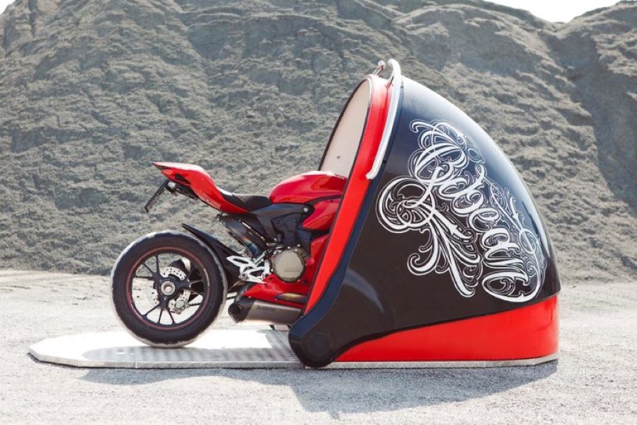 Una moto ingresa a un Qbean Moto Garage para demostrar su funcionalidad.