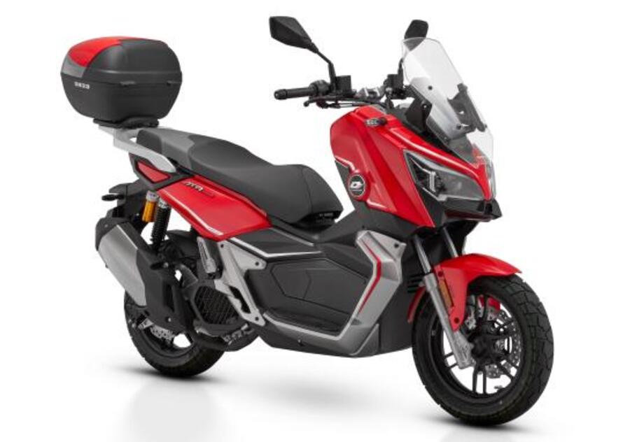 QJ Motor ATR 125 Un QJ Motor ATR 125 rojo, gris y negro con top case a tono