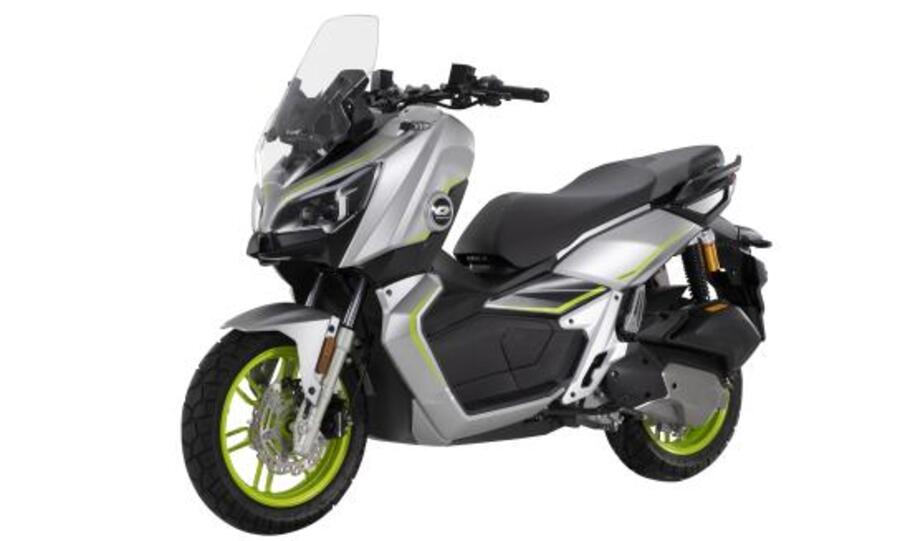 Un QJ Motor ATR 125 gris metálico y verde flúor con toques negros. Un QJ Motor ATR 125 gris metálico y verde flúor con toques negros.