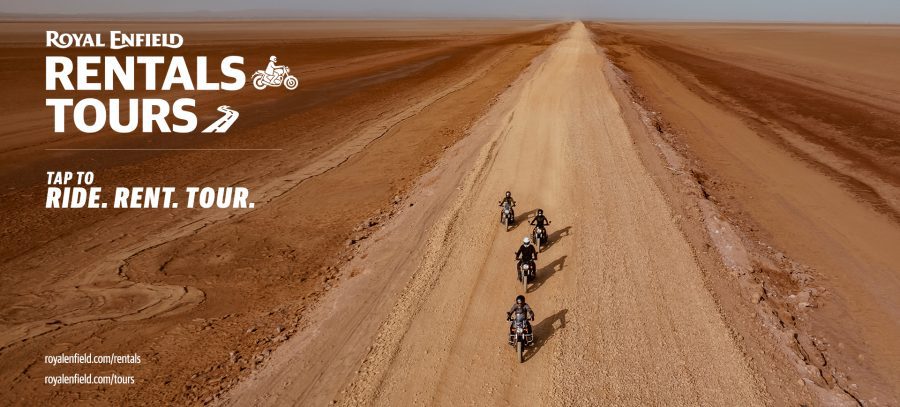 El afiche del programa Rentals and Tours de Royal Enfield muestra a cuatro motociclistas en una ruta de tierra en una imagen aérea. El afiche del programa Rentals and Tours de Royal Enfield muestra a cuatro motociclistas en una ruta de tierra en una imagen aérea.