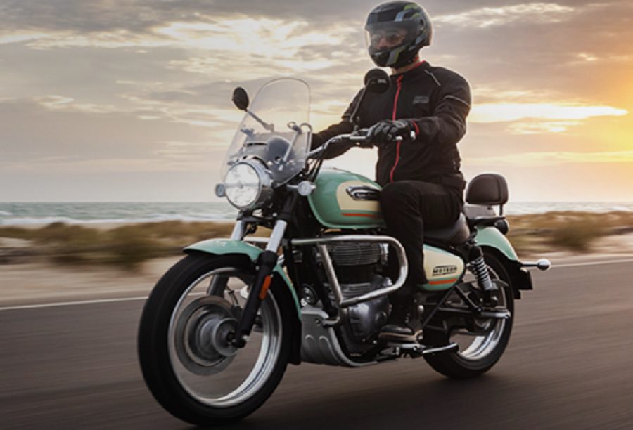 Royal Enfield Rentals and Tours Un motero se desplaza en una Royal Enfield por una ruta desierta