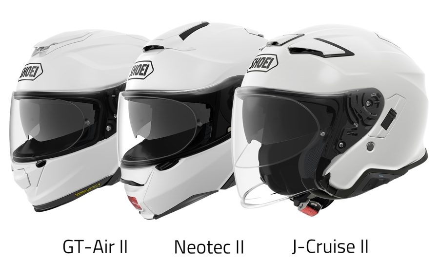 Tres cascos SHOEI blancos.