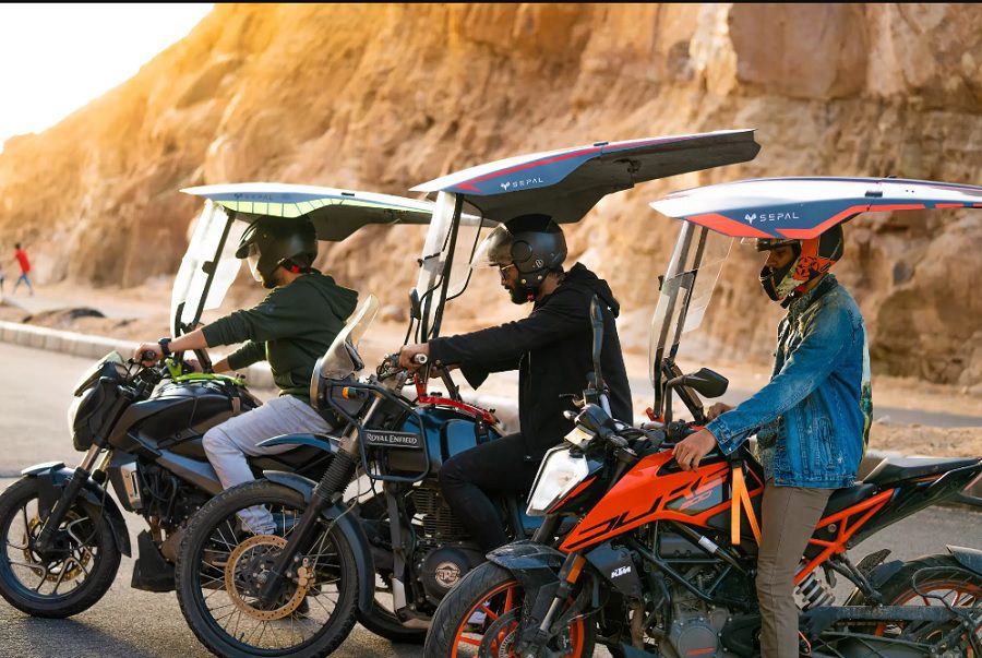 Tres usuarios de modelos y marcas diferentes de motos muestran la adaptabilidad del techo universal para motos Sepal Shield.