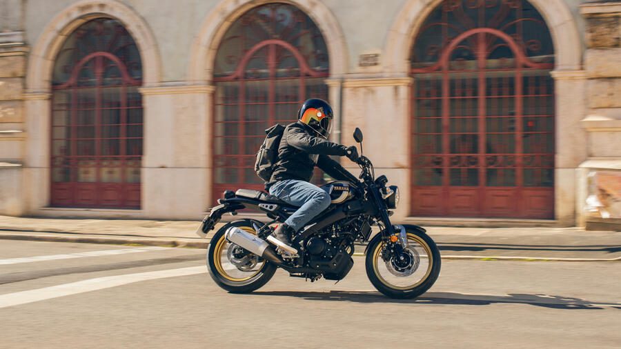 Yamaha XSR125 Legacy en la ciudad.