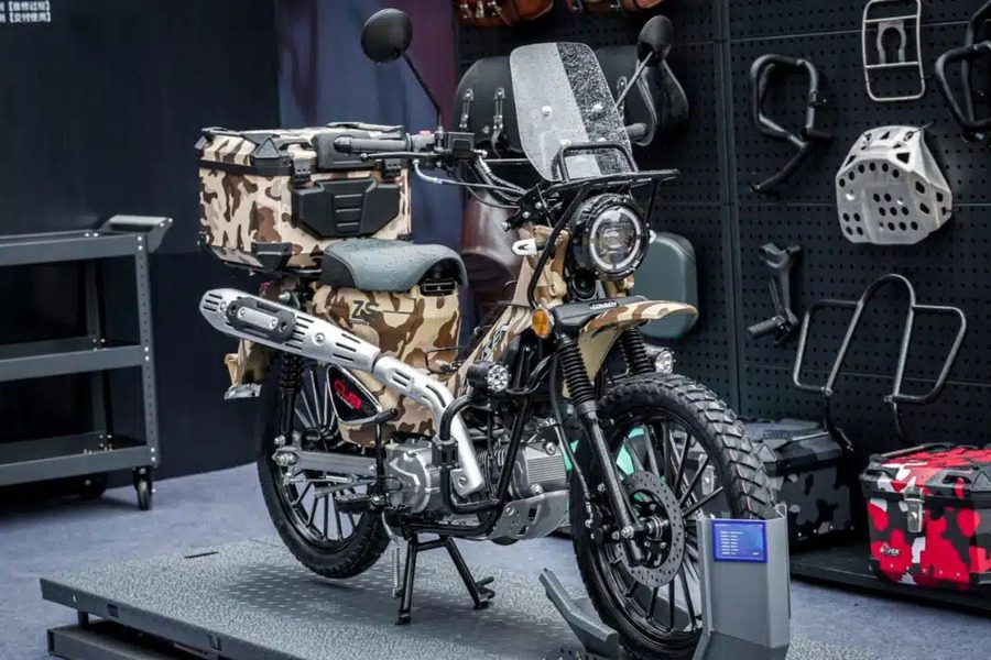 Zonsen Yemi Cub Clamber, homenaje chino a la Honda Super Cub Una Zonsen Yemi Cub Clamberen un stand de exposición.