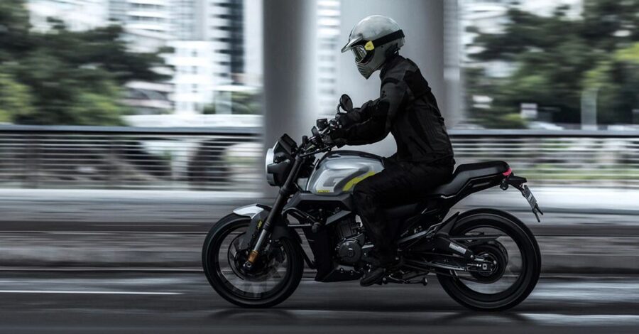 Zontes GK 125X gris en acción.