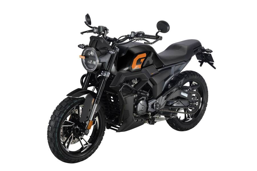 Una Zontes GK 125 negra con dos grandes iniciales "GK" en naranja y gris en el tanque.