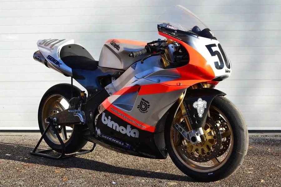 Una Bimota de superbike naranja y plateada.