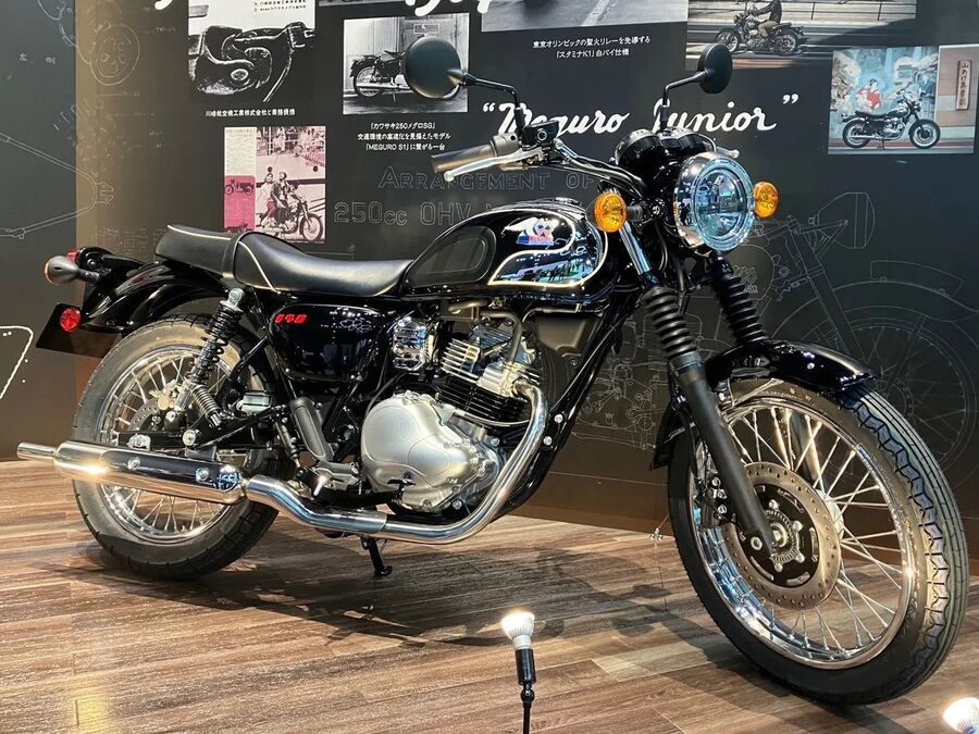 kawasaki-meguro-s1 Kawasaki Meguro S1 exhibida en un local.