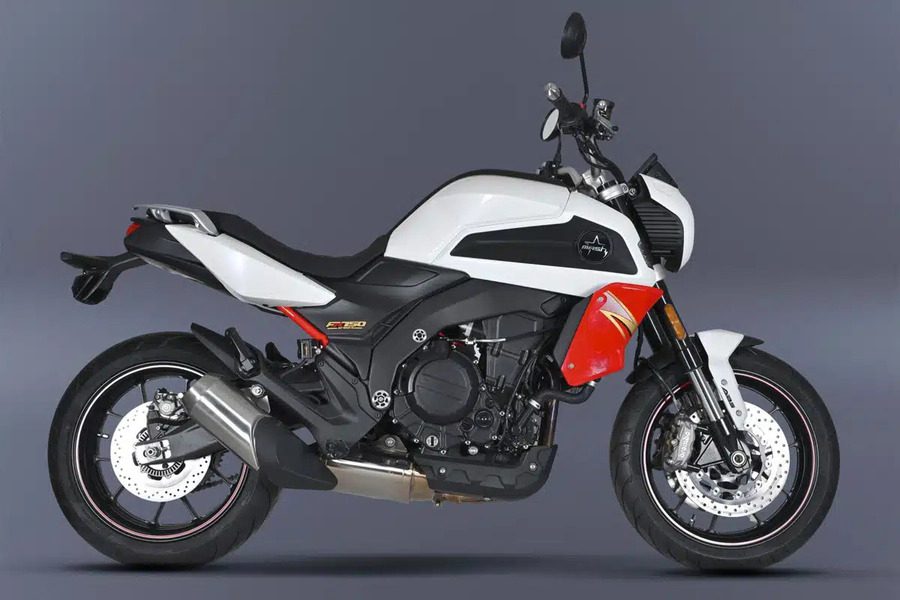 Mash FR750, una roadster musculosa Mash FR750 blanca con detalles negros y rojos