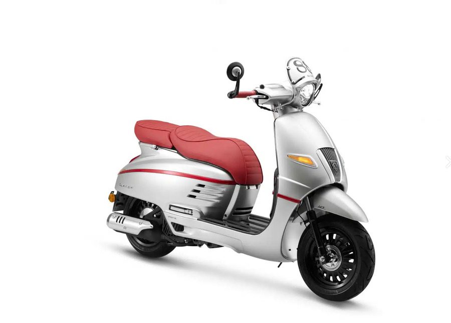 Django Classic Café Racer gris metalizado con asiento rojo y una línea longitudinal del mismo color. Django Classic Café Racer gris metalizado con asiento rojo y una línea longitudinal del mismo color.