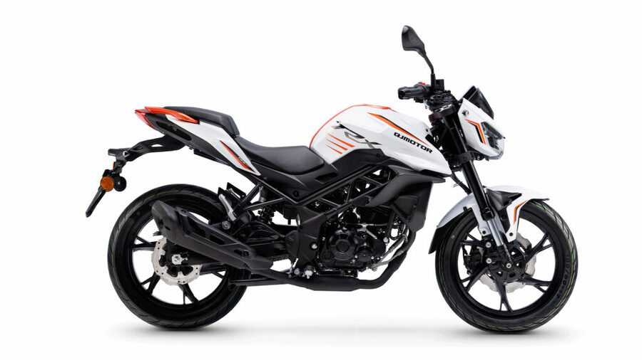 Vista lateral de una QJ Motor TRX 125 blanca con llantas negras.