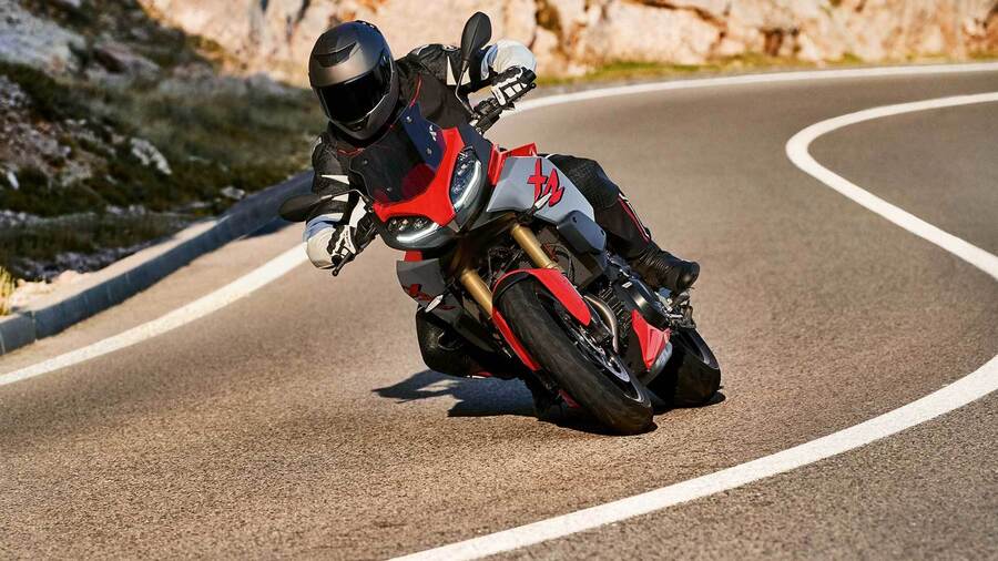 Una moto deportiva toma una curva inclinándose: podría ocasionar una multa de los radares de inclinación