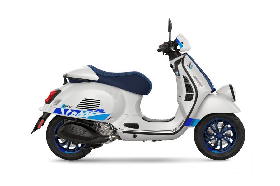 Vespa-140-Aniversario- Perfil de la Vespa 140 Aniversario blanca con detalles azules