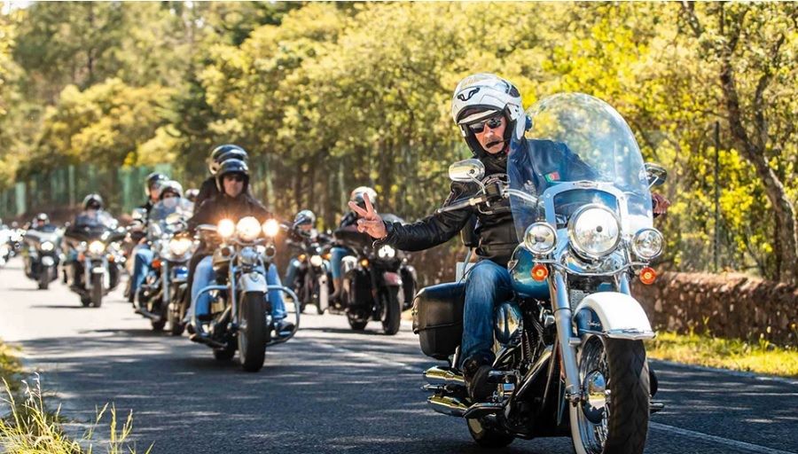 Una caravana de mototiclistas durante un encuentro europeo de Harley-Davidson