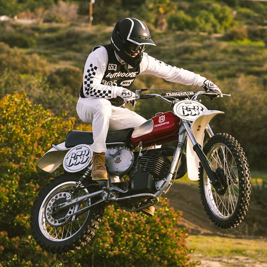Un piloto de los años 70 montado en una Husqvarna y con un casco El Bell Moto-3 original.