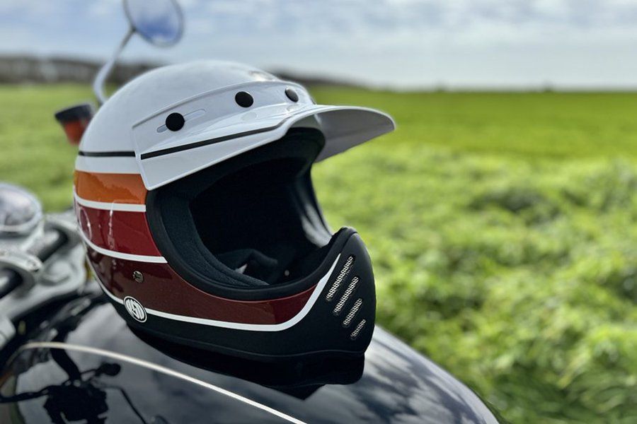 El Moto-3 2024 conserva la estética atemporal que lo hizo famoso. Aquí posa sobre el tanque que una moto.