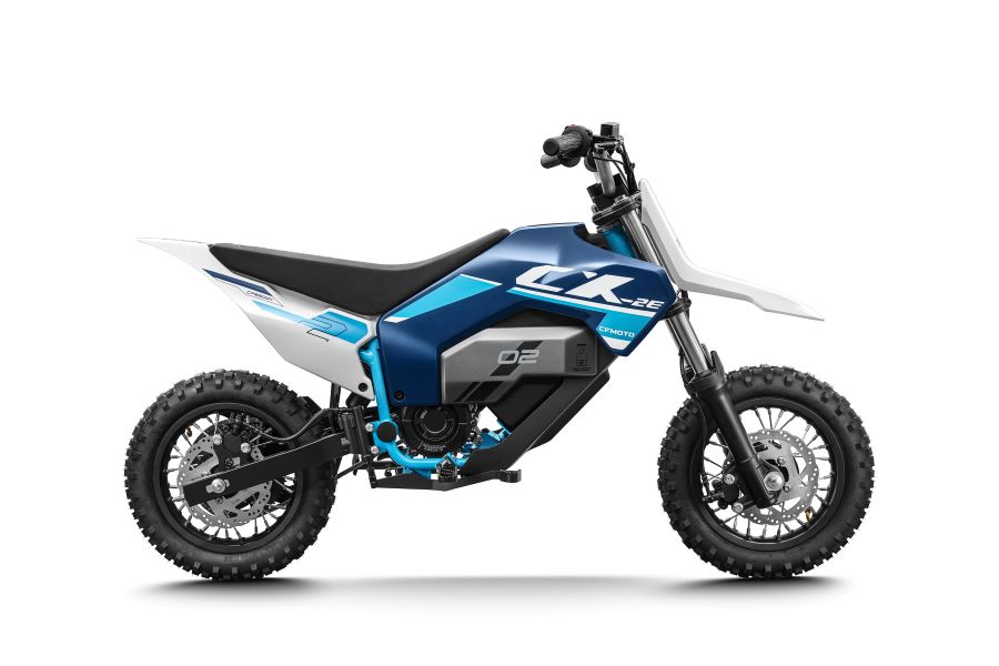 Una CFMoto CX-2E azul y blanca.