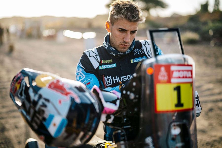 Luciano Benavides, Campeón Mundial de Rally, revisa su Husqvarna Nº 1.