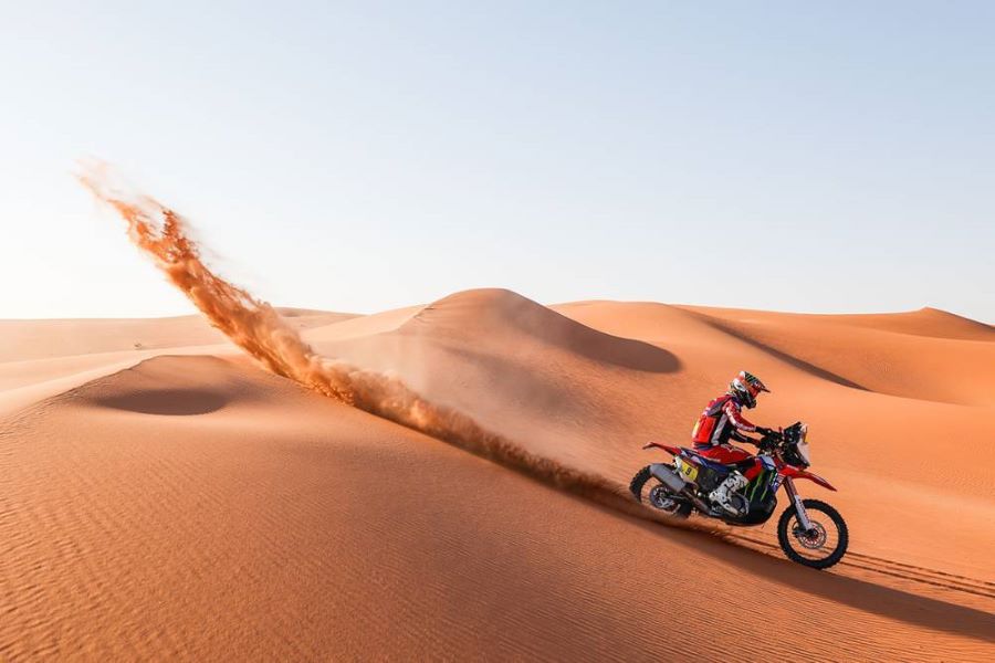 Ricky Brabec, el piloto que recuperó para Honda el Tuareg en 2024, baja por una duna.
