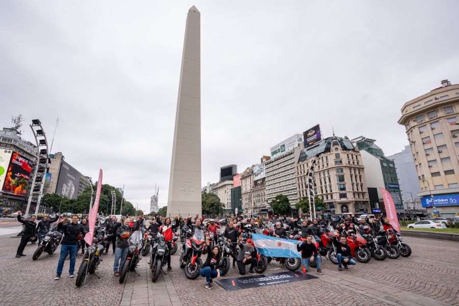 Ducati WeRideAsOne Bs As #WeRideAsOne frente al Obelisco de Buenos Aires.