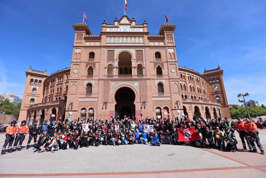 Cientos de apasionados ducatistas posan para la foto en Madrid. Cientos de apasionados ducatistas posan para la foto en Madrid.