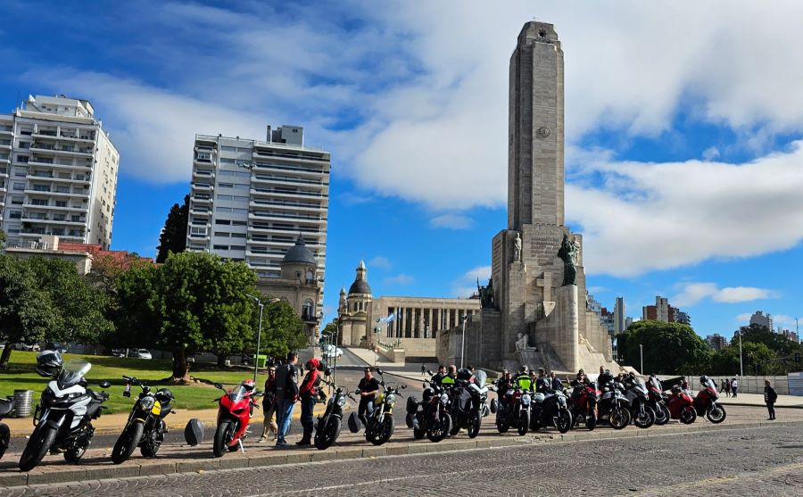Una formación de motos Ducati frente al Monumento a la Bandera e Rosario. Una formación de motos Ducati frente al Monumento a la Bandera e Rosario.