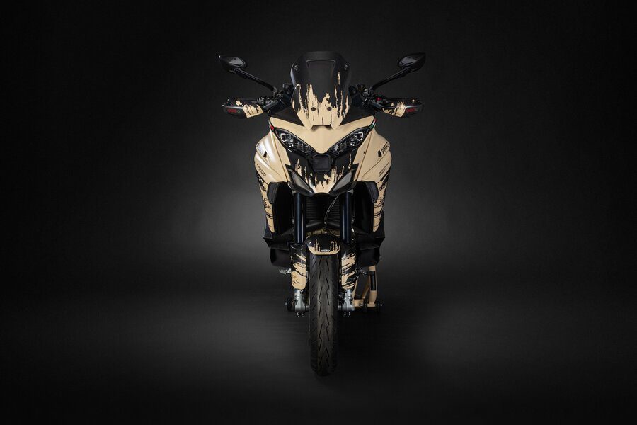La pintura de la Ducati Multistrada V4 Pikes Peak Desert Massimo Bottura simula haber enfrentado las condiciones del desierto. La pintura de la Ducati Multistrada V4 Pikes Peak Desert Massimo Bottura simula haber enfrentado las condiciones del desierto.