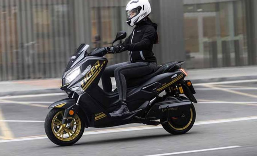 Efun Tiger SE 2024 negro con vivos dorados, en acción.